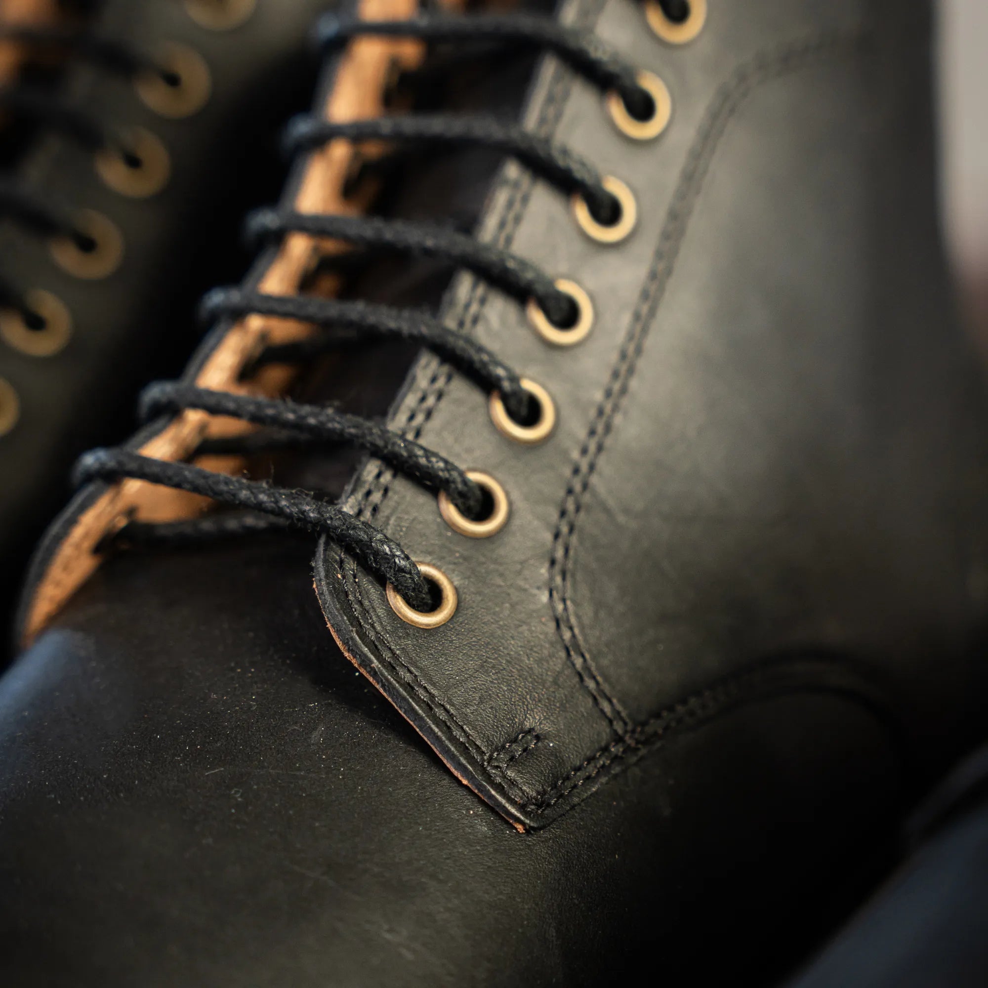 DUTTON // BLACK